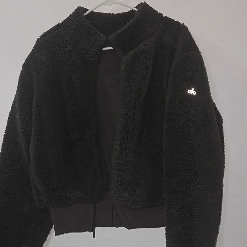 ALO Yoga Foxy Sherpa Teddy Jacket in Dark Brown - Picture 4 of 11